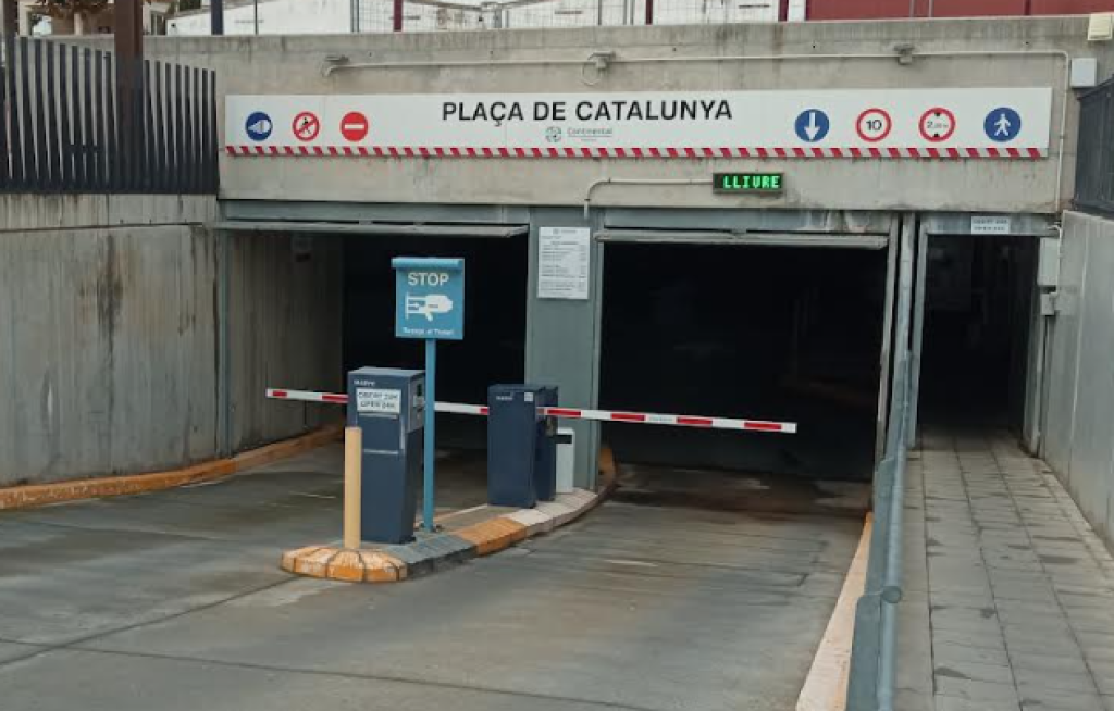 Parking Plaça Catalunya - L'Escala - Acceso Principal